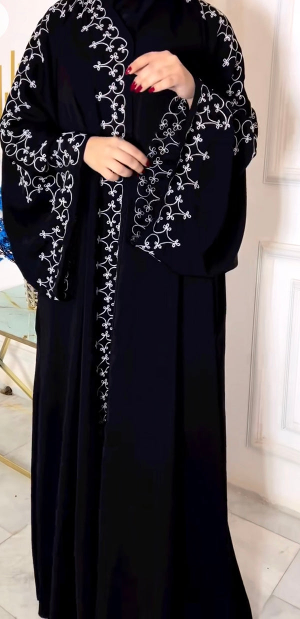 Monochrome Elegance – Customized Black & White Abaya