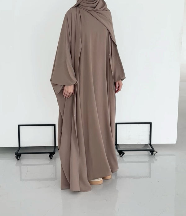 Classic Khaki Abaya With Hijab – Effortless Modesty in Neutral Tones .Neutral never looked so refined.