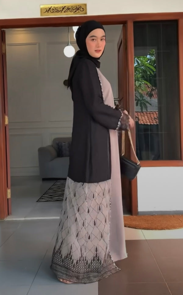 Black and Pink Abaya – Feminine Elegance with Modern Contrast