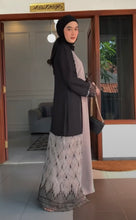 Black and Pink Abaya – Feminine Elegance with Modern Contrast