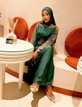 Emerald Serenity – Flowy Green Abaya for Modern Elegance